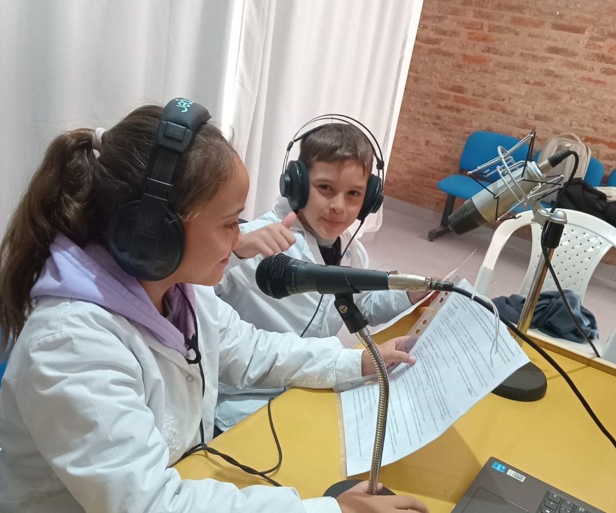Debutó “La 34 habla y cuenta”, una nueva propuesta radial junto a los alumnos de la Escuela Nº34